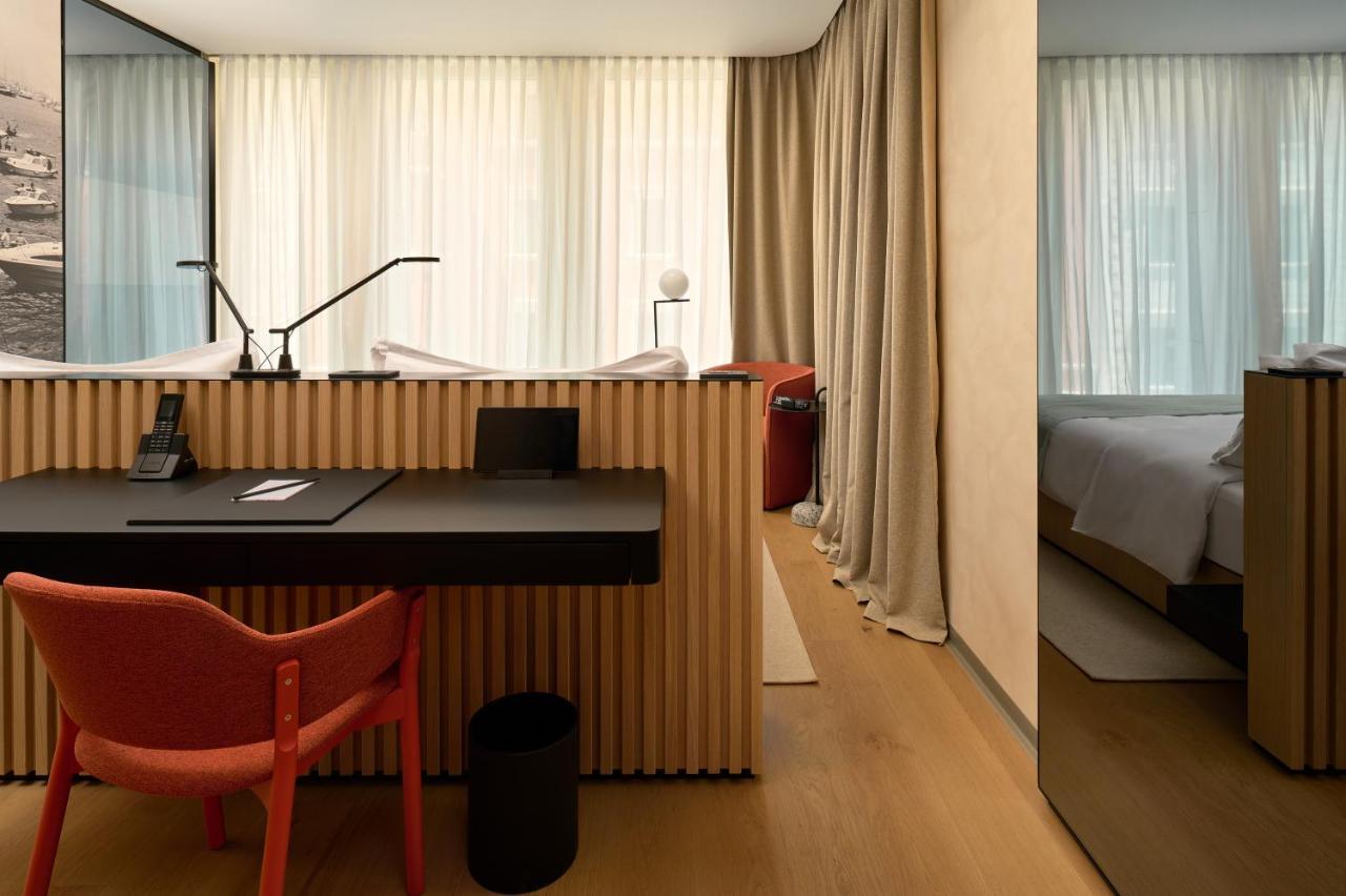 Hotel Ambasador スプリト エクステリア 写真 A room at the hotel