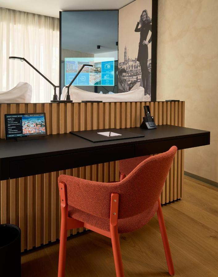 Hotel Ambasador スプリト エクステリア 写真 A room at the hotel