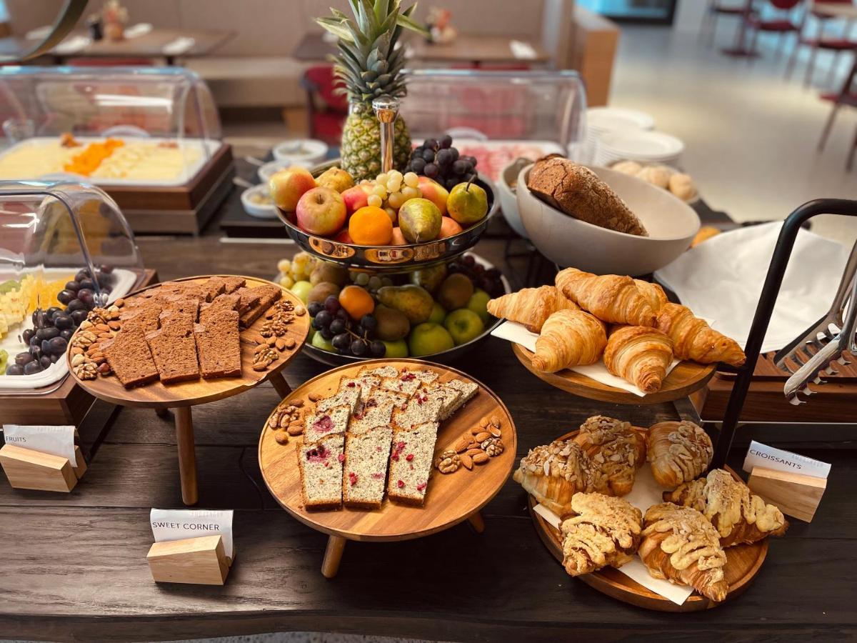 Hotel Ambasador スプリト エクステリア 写真 A selection of breakfast items at a hotel