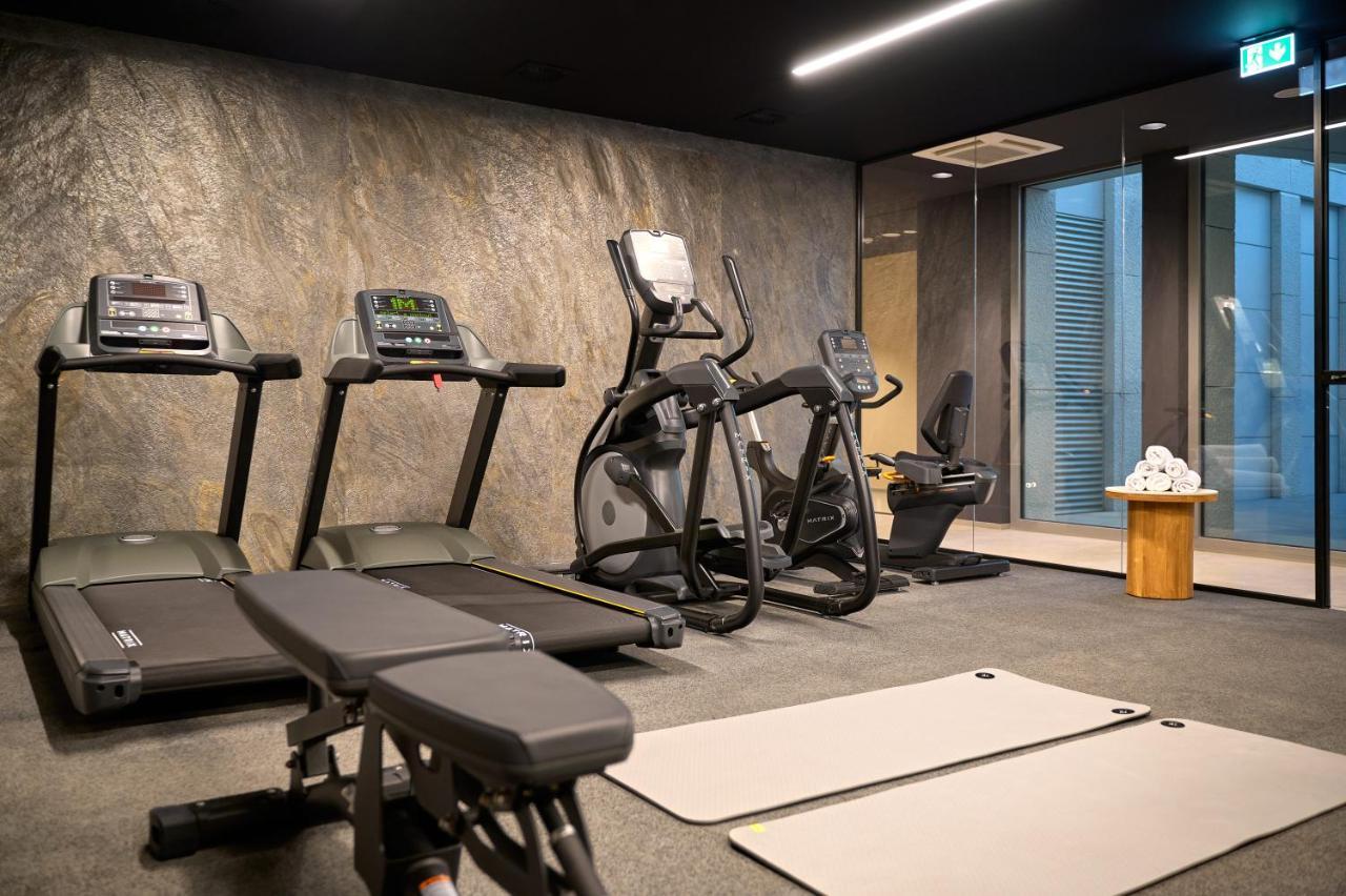 Hotel Ambasador スプリト エクステリア 写真 A gym at a hotel