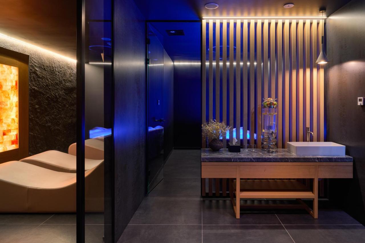 Hotel Ambasador スプリト エクステリア 写真 The interior of a modern onsen