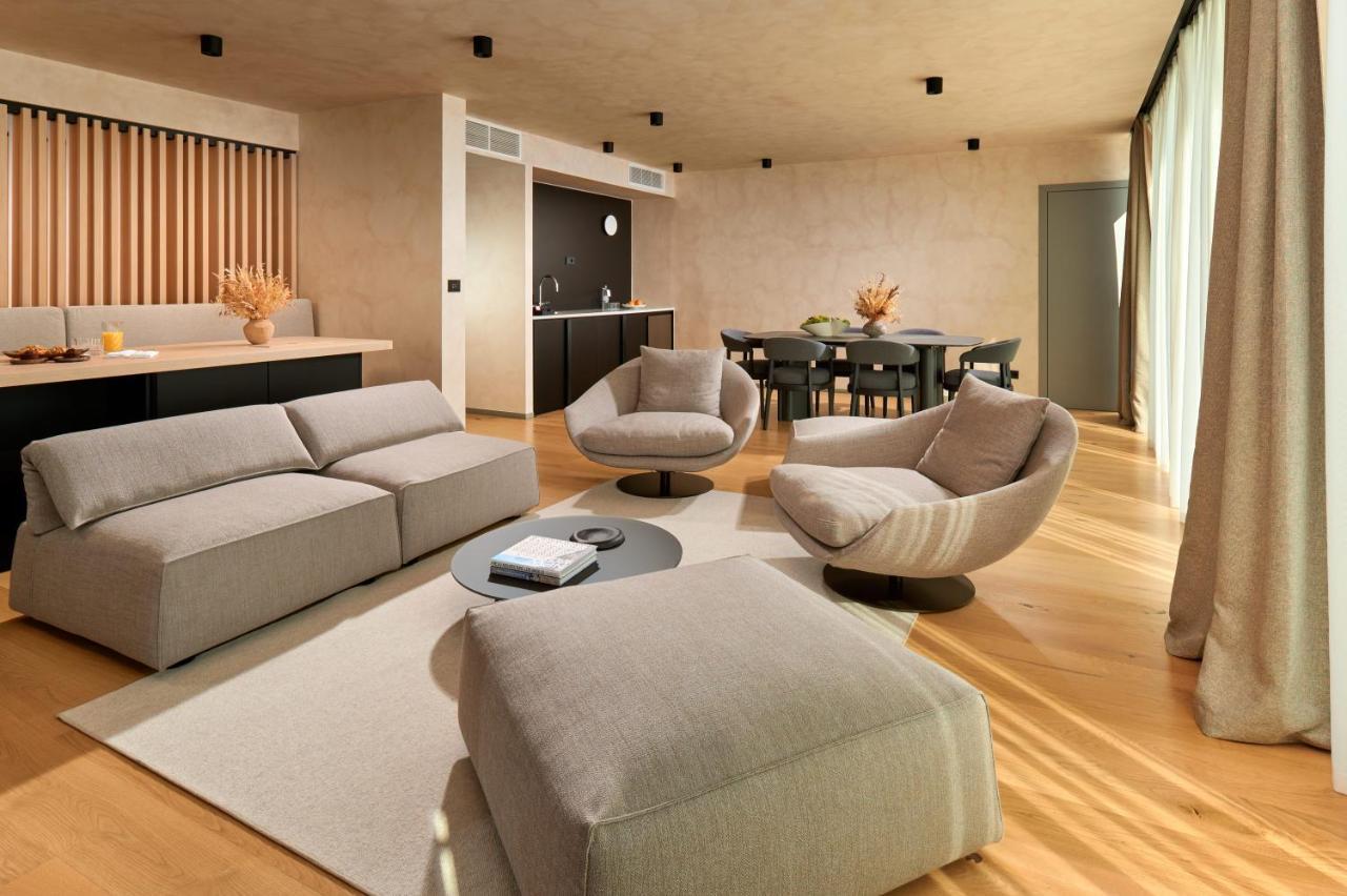 Hotel Ambasador スプリト エクステリア 写真 A living room