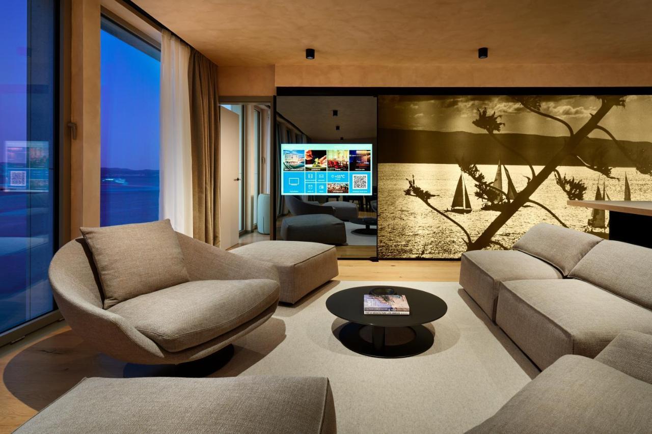 Hotel Ambasador スプリト エクステリア 写真 A living room in a private home