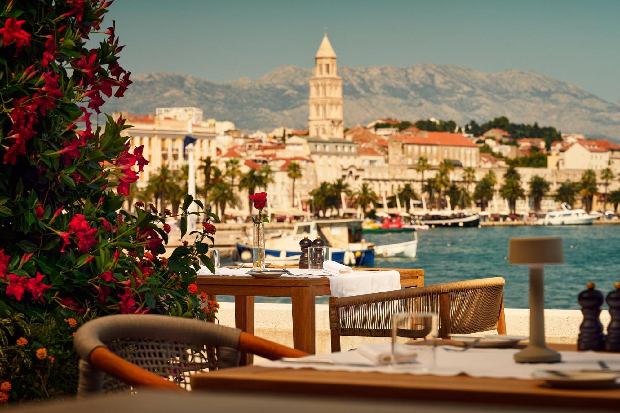 Hotel Ambasador スプリト エクステリア 写真 View of the Old Town of Split from the Hotel