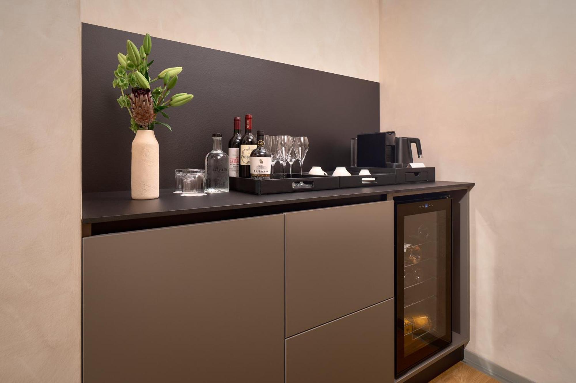 Hotel Ambasador スプリト エクステリア 写真 A wet bar in a hotel room